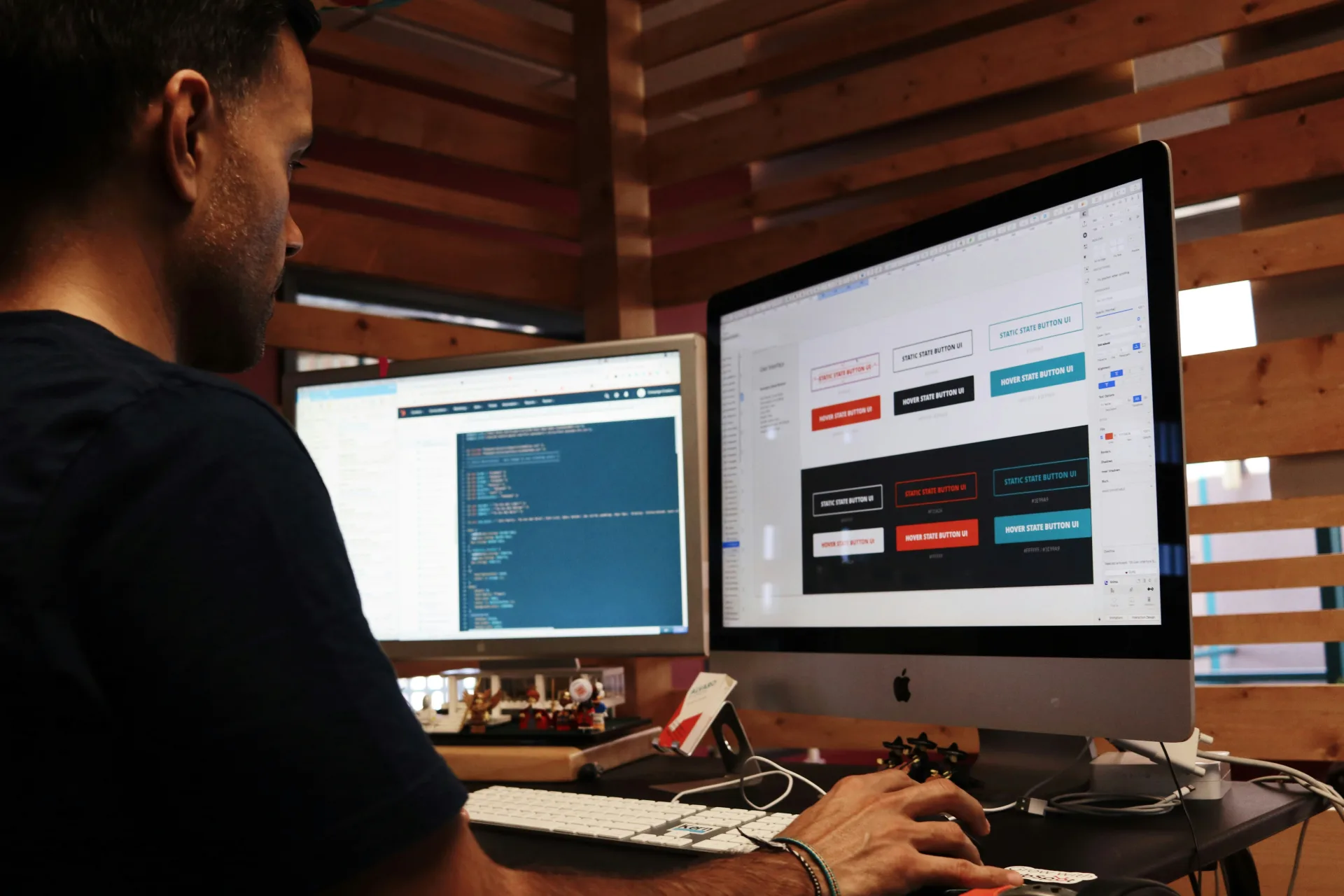 Diseñador ajustando los estilos de una web en la pantalla de su ordenador