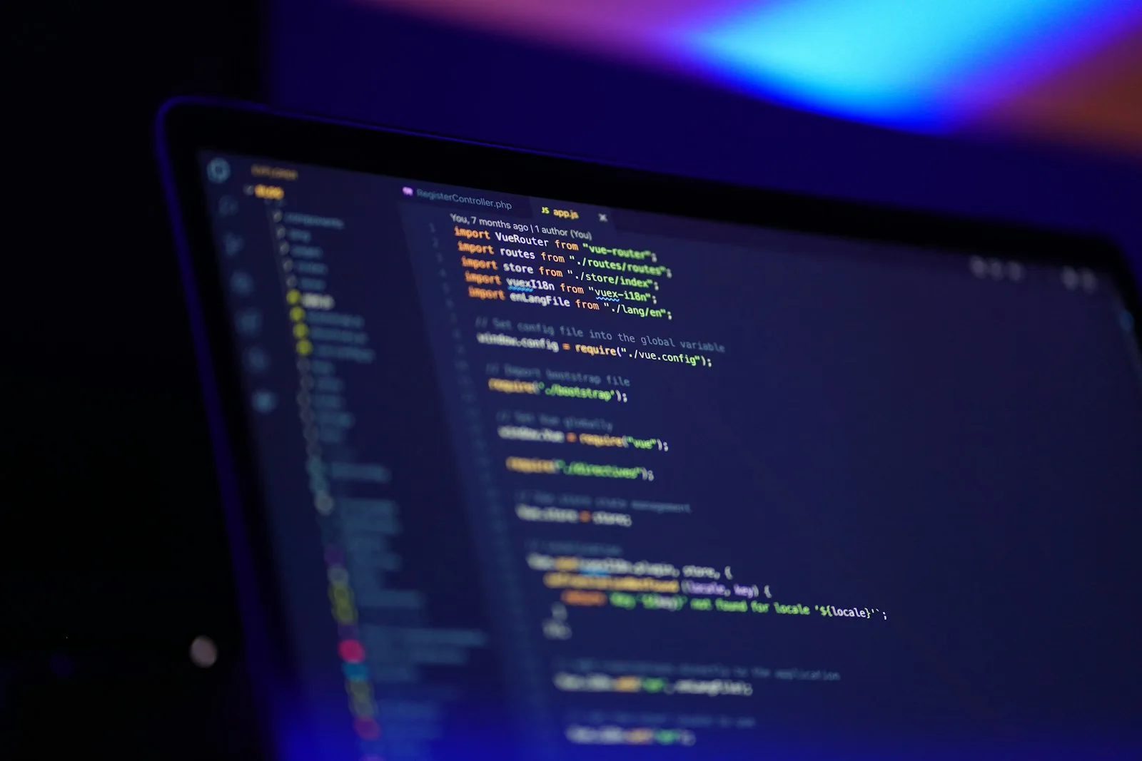 Portátil mostrando en el editor el código PHP de un plugin de WordPress