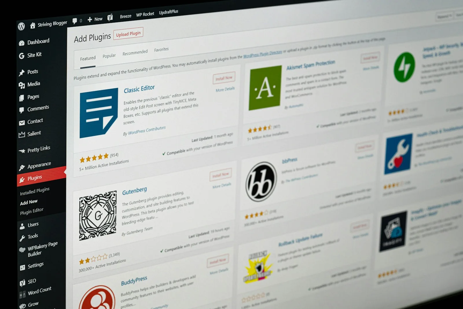 Pantalla de instalación de plugins en el panel de WordPress, con las valoraciones y la fecha de última actualización de cada uno